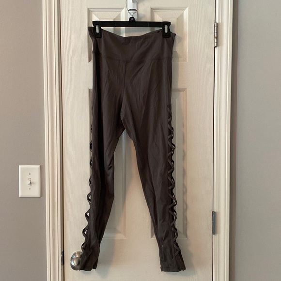 Yelete Active Grey Criss Cross Leggings - Picture 1 of 4